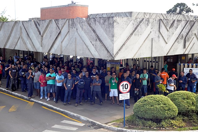 Metalúrgicos da Aker Solutions fazem protesto por melhora de proposta salarial e de PLR